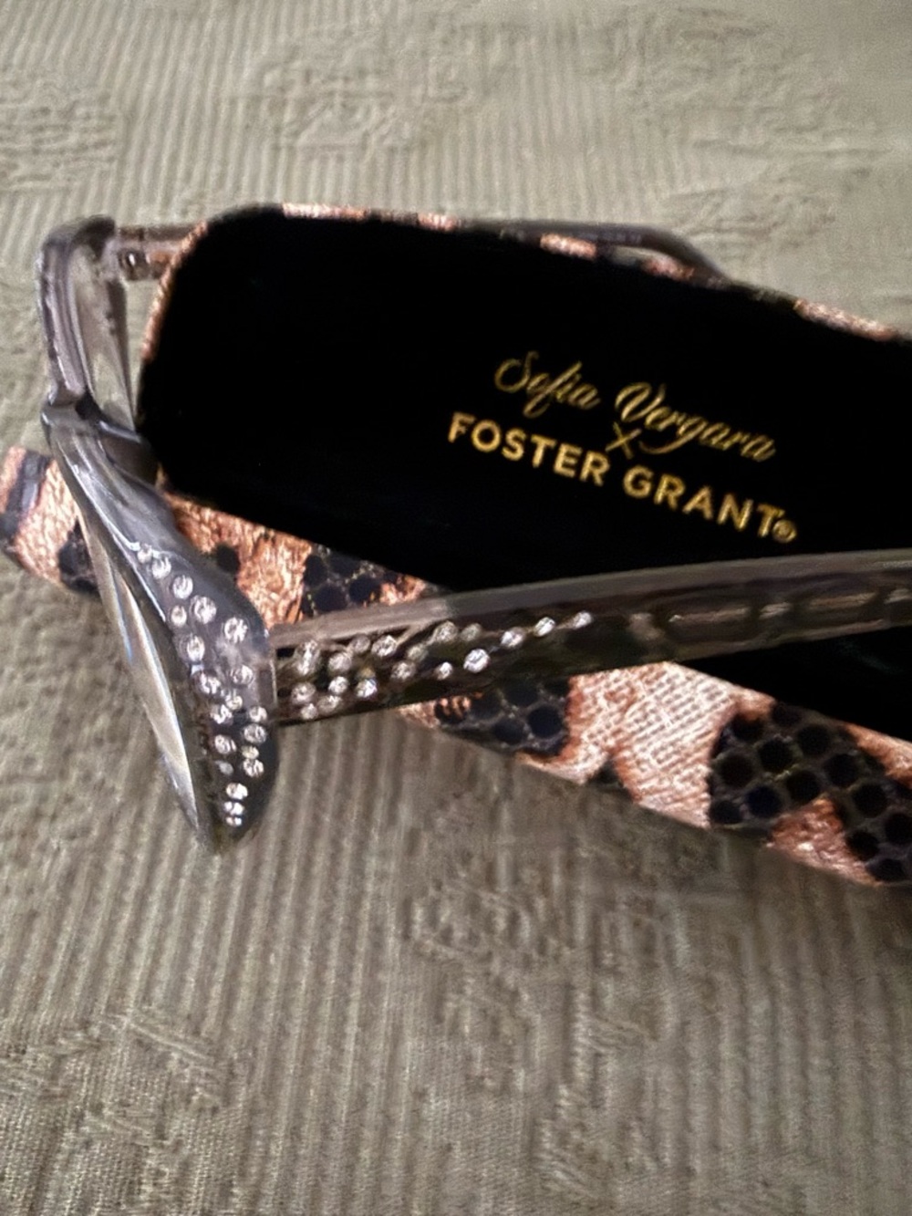 Foster Grant Sofia Vergara Silver Frame Reading Glasses with Leopard Case - Picture 2 of 5